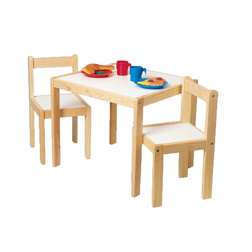 Tisch und zwei Stühle
